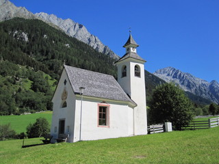 Fototapeta na wymiar Bergkirche in Südtirol - Antholzer Tal