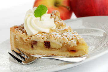Apfel Streuselkuchen mit Sahne