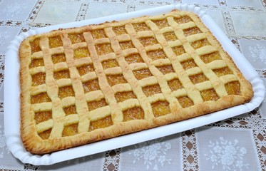 Crostata con marmellata di albicocche
