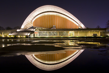 Obraz premium Haus der Kulturen der Welt Berlin Nacht