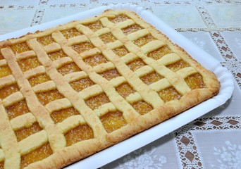 Crostata con marmellata di albicocche