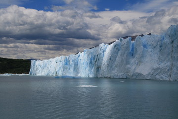 Fototapeta na wymiar Perito Moreno glacier with clouds and mountains
