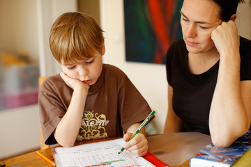 Junge macht Hausaufgaben