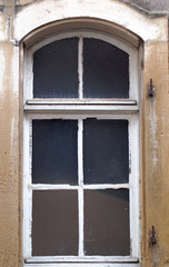 Marodes Fensterkreuz
