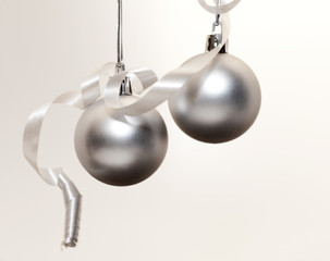 deux boules de Noël suspendues