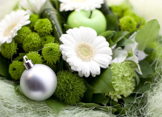 bouquet de fleurs et boule de Noël