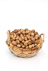 Cesto con noci su sfondo bianco