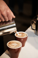 Cappuccino Zubereitung / Milch eingießen/ Baristawettbewerb