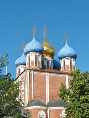Fototapeta na wymiar Złote kopuły Kremlin Riazań