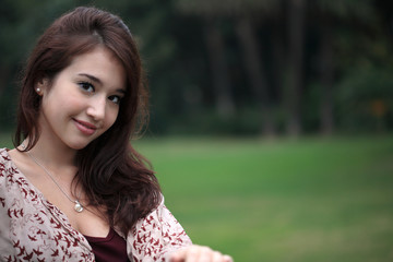 Fototapeta premium ritratto di ragazza su sfondo natura1