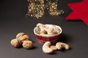 Weihnachtsteller mit Nüssen