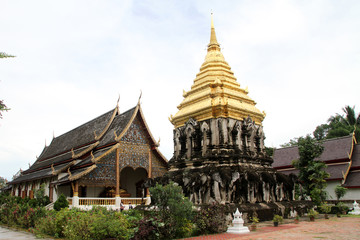 Fototapeta na wymiar Złoty stupa i świątyni