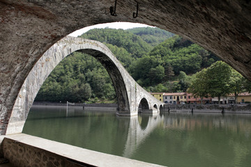 Fototapeta na wymiar Maddalena most na Serchio. Toskania.