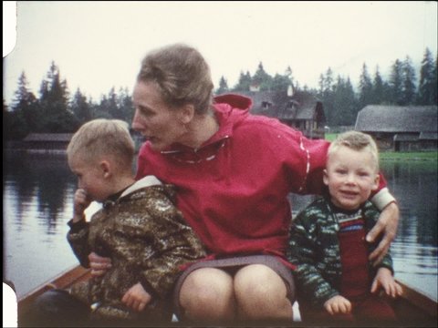 Mutter mit Kindern im Ruderboot (8 mm-Film)