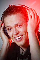 Junger Mann beim Musik hören