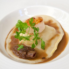 Raviole de Saint-Jacques sauce aux morilles