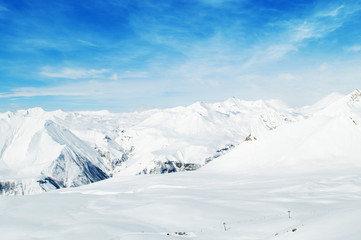 Fototapeta na wymiar Wysokie góry pod śniegiem w zimie