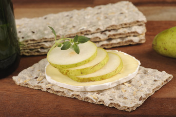 Crispbread with blue cheese and pear slices