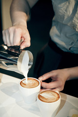 Cappuccino Zubereitung / Milch eingießen/ Baristawettbewerb