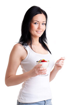 Junge Frau mit Joghurt mit Fr&uuml;chten