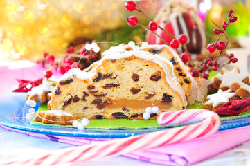 Weihnachtlicher Marzipanstollen