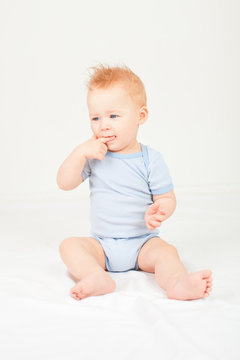 baby lutscht am finger