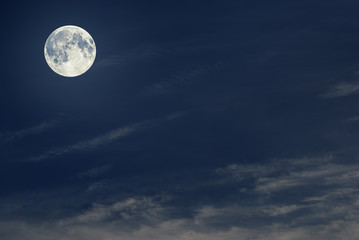 Fototapeta na wymiar Księżyc na niebie