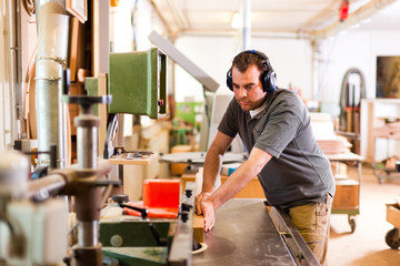 Tischler an der Fräsmaschine