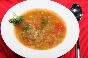 Suppe serviert mit roten Untergrund Nahaufnahme