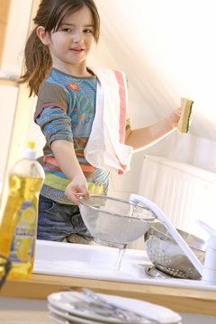 Enfant - Aide aux t&acirc;ches m&eacute;nag&egrave;res