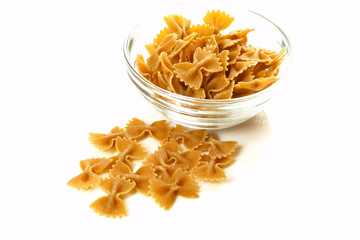 Vollkornnudeln in Glasschale / Whole grain pasta in bowl