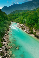 Fototapeta na wymiar Piękne turkusowe górskiej rzeki Soca (Isonzo), Słowenia