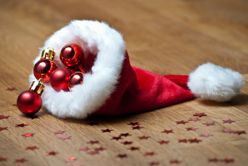 Weihnachtsmütze mit roten Kugeln