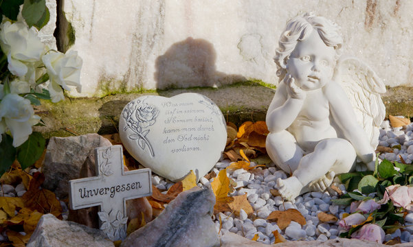 Moderner Grabschmuck mit Kreuz und Engel