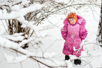 Fototapeta na wymiar The little girl in the snow