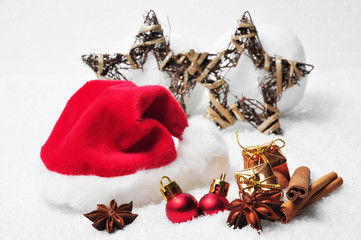 Weihnachtsdeko mit Weihnachtsmütze