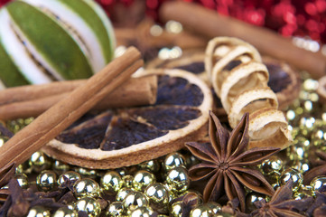 Sternanis mit Zimtstangen und Deko zu Weihnachten