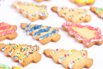 Bunte Butterplätzchen Tannenbäume