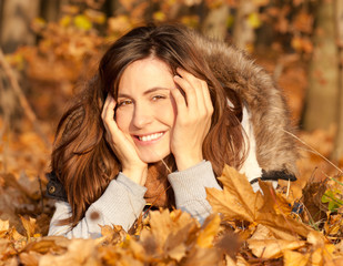 frau im herbstlaub