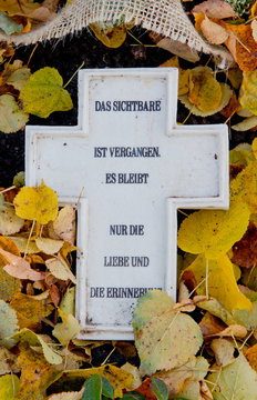 Kreuz am Grab - Erinnerung