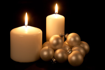 Obraz na płótnie Canvas Two white candles with Christmas balls