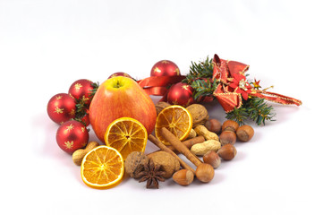 Apfel, Nüsse, Orangen und Glaskugeln