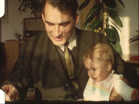 Vater f&uuml;ttert Baby