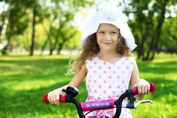 Obraz premium Little girl in summer park