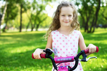 Obraz premium Little girl in summer park