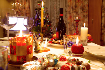 Decorated christmas dining table with glasses and christmas tree