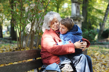 Oma und Enkel auf Parkbank