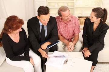 Beratungsgespräch im Wohnzimmer