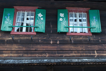 Fenster einer Berghütte in Österreich