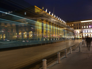 Fototapeta na wymiar Tramwaj przed Grand Theatre de Bordeaux